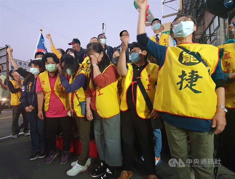 無黨籍高雄市議員黃捷罷免案投票未獲通過,罷捷總部多名志工6日下午向支持者表達感謝,並表明「我們失敗了但我們沒有輸」,其中還有人情緒難掩激動落淚。中央社記者洪學廣攝 110年2月6日
