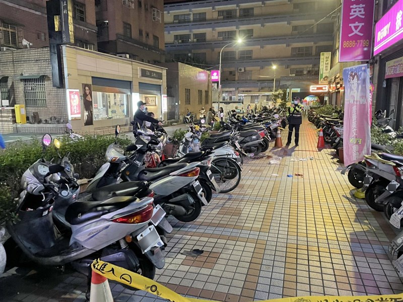新北市樹林區太元街1處社區大樓5日晚間發生墜樓意外,1名女子疑從11樓墜落後,壓到1名路過男子,2人送醫後,女子不治、男子重傷。事發原因,警方調查中。(民眾提供)中央社記者黃旭昇新北傳真 110年2月5日