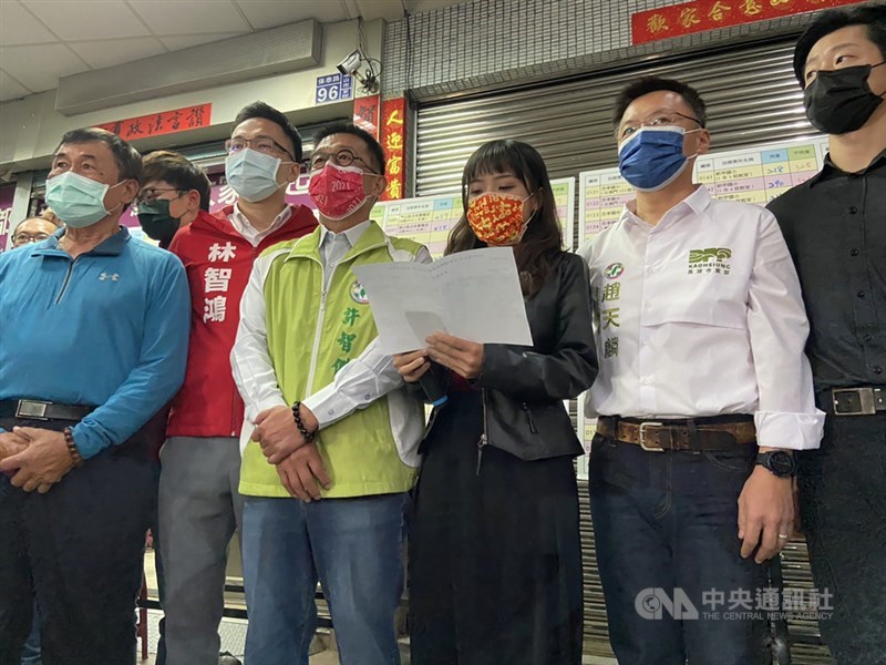 無黨籍高雄市議員黃捷(右3)罷免案6日開票,傍晚根據高雄市選委會初步統計結果,罷免案不通過。黃捷晚間也在民進黨立委許智傑(右4)、趙天麟(右2)、無黨籍立委林昶佐(右)等陪同下出面,感謝民眾支持。中央社記者董俊志攝 110年2月6日