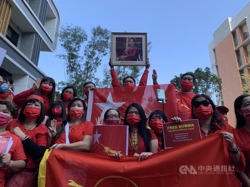 在台緬甸僑胞6日以遊行方式跨海聲援「#緬甸公民不服從運動」,穿著紅衣高舉標語、國旗,從被稱為「緬甸街」的新北市中和區華新街出發,沿途以緬甸語高喊「捍衛緬甸民主」、「釋放翁山蘇姬」等口號。中央社記者沈佩瑤攝 110年2月6日