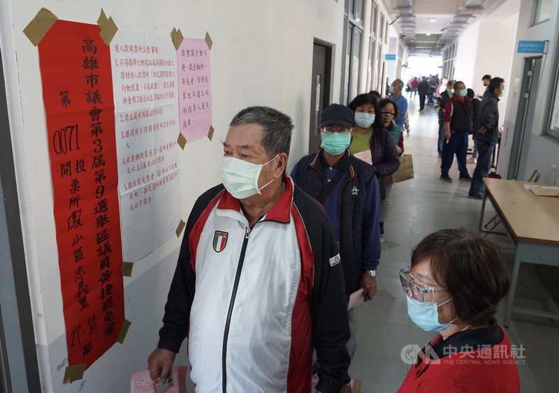高雄市鳳山區6日舉行罷免無黨籍市議員黃捷投票,民眾上午戴上口罩排隊領票,依序進行投票。中央社記者董俊志攝 110年2月6日
