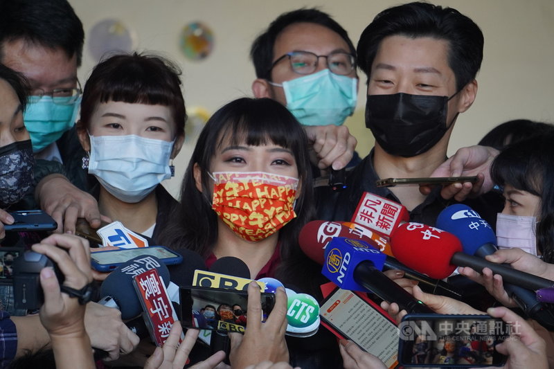 無黨籍高雄市議員黃捷(中)6日由立委林昶佐(右)等人陪同完成罷免投票,談到面對罷免案的心情,她表示自己坦然以對,一路走來問心無愧。中央社記者董俊志攝 110年2月6日