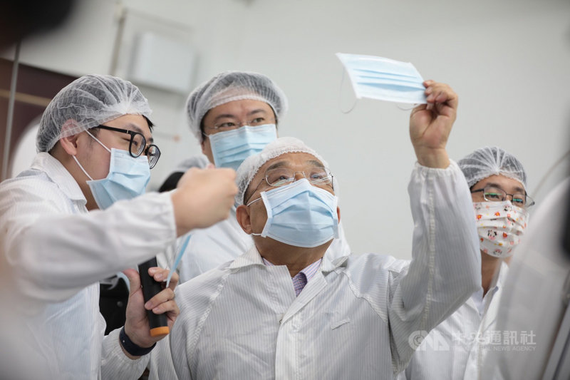 行政院長蘇貞昌(前中)6日在基隆市長林右昌(後中)等陪同下,前往基隆市七堵區視察口罩國家隊順易利口罩工廠製作流程及運送狀況,感謝廠商對防疫的貢獻。(基隆市政府提供)中央社記者沈如峰基隆傳真 110年2月6日