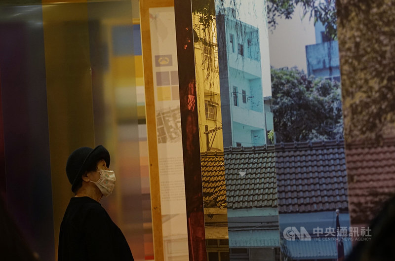 「眷戀色彩-十個眷村,十倍色彩採集」眷村色彩採集推廣展6日在台北華山園區舉行開幕活動,展出以台灣10處眷村的自然景觀、文史、建築等進行環境色彩田調,重新編整眷村獨特的色彩脈絡,透過不同角度帶領民眾認識眷村文化。中央社記者裴禛攝 110年2月6日