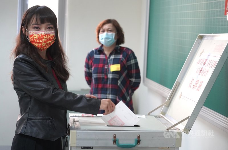 高雄市鳳山區6日舉辦罷免無黨籍市議員黃捷投票,黃捷(左)上午前往鳳山高中投票所投票。中央社記者董俊志攝 110年2月6日
