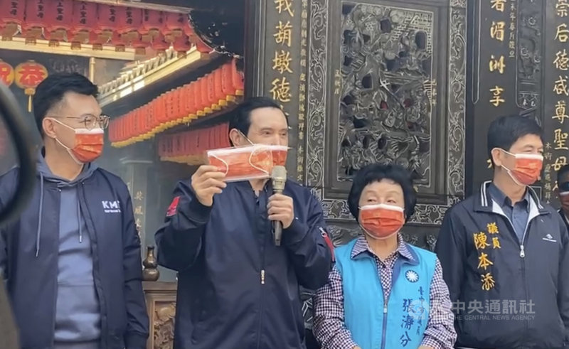 農曆新年將至,前總統馬英九(左2)6日南下台中,與國民黨主席江啟臣(左1)等人共同發春聯、紅包。中央社記者趙麗妍攝 110年2月6日