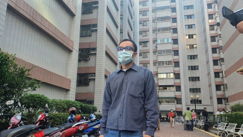 無黨籍高雄市議員黃捷罷免投票6日舉行,罷捷團體發言人徐尚賢(中)上午投票前表示,自己一定會出來行使公民權利,「如果我們讓權利睡著,那麼民主社會和法治可能永遠醒不過來」。中央社記者洪學廣攝 110年2月6日