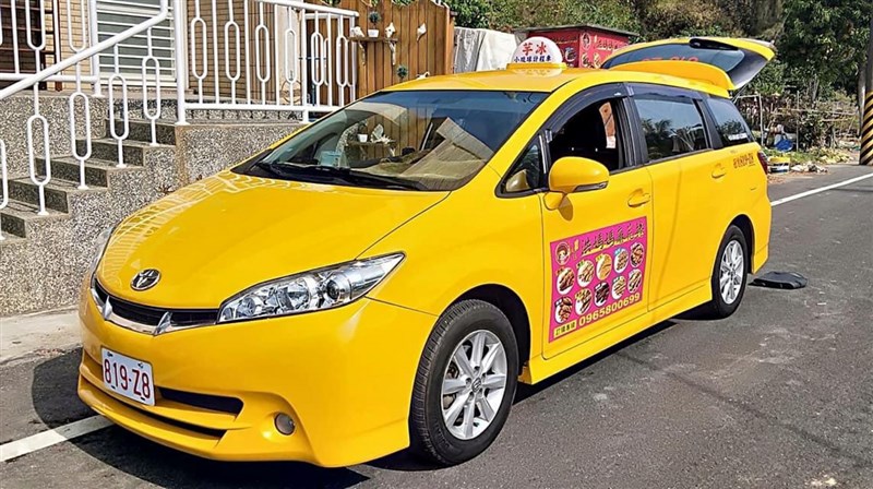 屏東小琉球近年遊客多,且多是租機車代步,讓酒駕事件增加,警方更加強取締,這也促使71年次的洪仁智從漁民轉業時,決定申請合法計程車試看看,讓他成為小琉球第一輛合法「小黃」。(民眾提供)中央社記者郭芷瑄傳真 110年2月6日