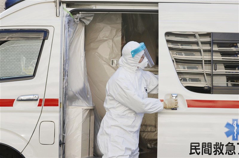 日本「緊急事態宣言」對象地區的11都府縣因疫情壓縮醫療能量,造成醫療人球數量較去年同期大增。圖為在東京運送病病的民間救護車。(共同社)