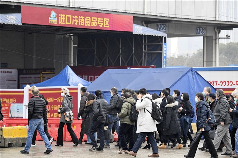 部分西方學界人士與研究人員8日說,世衛的疫源調查研究遭政治玷污,有必要另做更嚴格調查,沒中國參與也無所謂。圖為1月31日專家小組參訪武漢華南海鮮市場。(共同社)