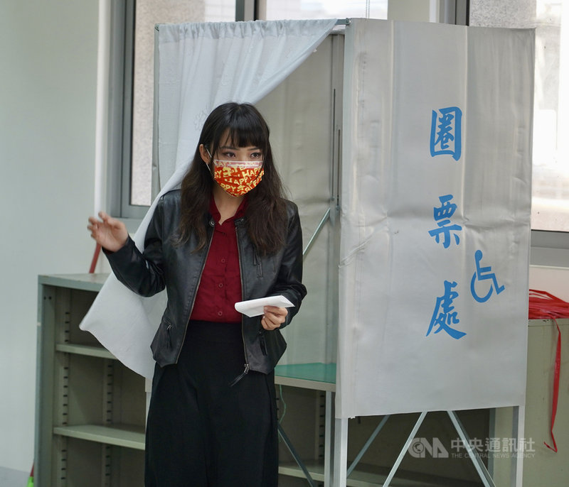 高雄市鳳山區6日舉辦罷免無黨籍市議員黃捷投票,黃捷一早抵達鳳山高中投票所完成投票。中央社記者董俊志攝 110年2月6日