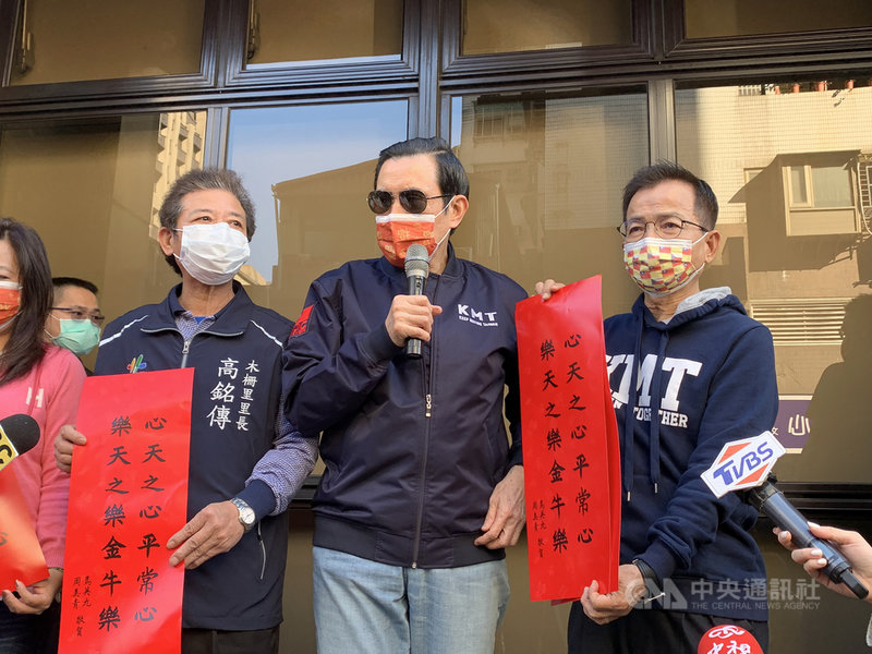 前總統馬英九(中)與國民黨立委賴士葆(右)今天上午前往木柵市場向民眾拜早年、發春聯。中央社記者王承中攝 110年2月7日