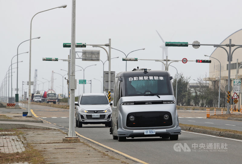 車輛中心研發的自駕電動小巴士WinBus上路測試，行駛彰濱工業區，車上的光學雷達以及感測器在行駛時偵測路況。中央社記者裴禛攝　110年2月7日