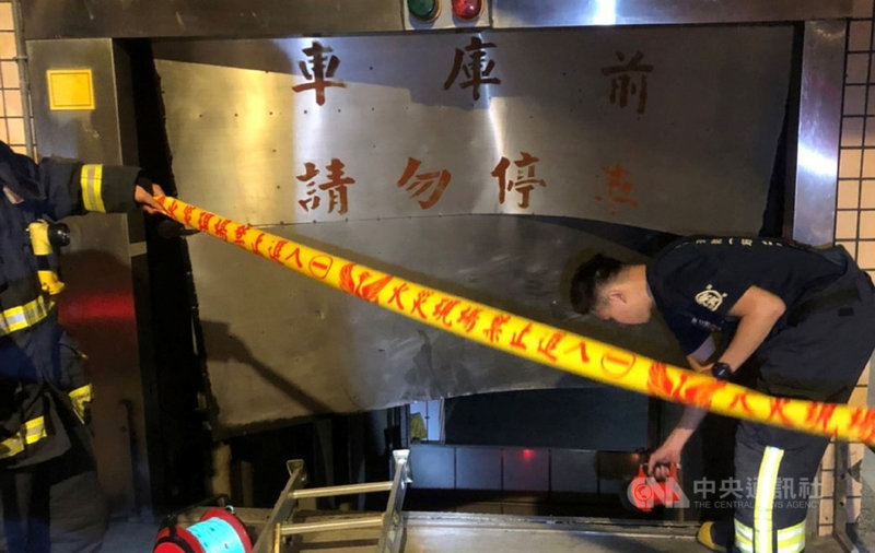 新北市中和區復興路一處社區的機械式停車場7日晚間發生汽車疑似暴衝意外,所幸車上2人傷勢無大礙,脫困後送醫治療。(翻攝照片)中央社記者王鴻國傳真 110年2月7日