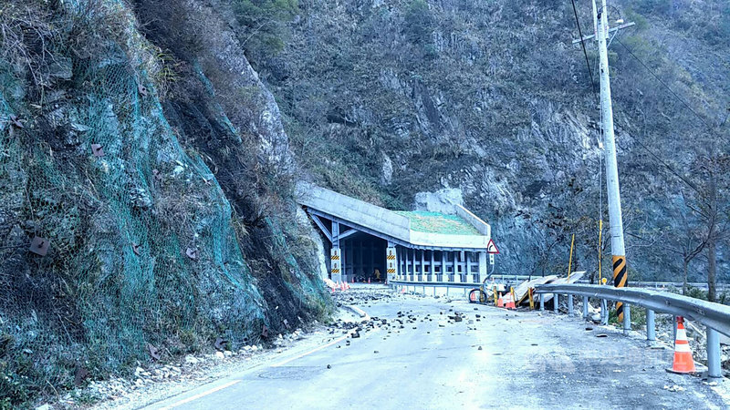 中橫便道邊坡起火零星落石採監看放行車流 社會 中央社cna