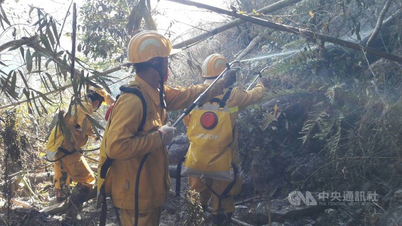 日前嘉義阿里山區林班地發生火警4日已撲滅,6日同一地點下方林地又冒火花,林務局、嘉義消防局與內政部空勤總隊7日共動員50名人員在地面搶救。(嘉義林管處提供)中央社記者蔡智明傳真 110年2月7日