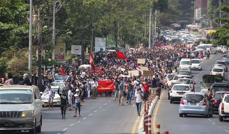 緬甸民眾對軍方驅逐民選領袖翁山蘇姬的不滿持續升高,在汽車喇叭按鳴聲的助陣之下,數以千計民眾7日高呼口號在仰光街頭遊行示威。(共同社)