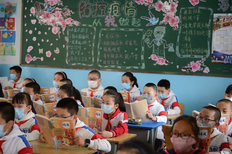 中國內蒙古官方近日不顧反對聲浪,宣布今年秋季起,全區民族語言授課學校的部分班級,將有3科目使用漢語教學。圖為呼和浩特市小學生在教室內上課。(中新社)