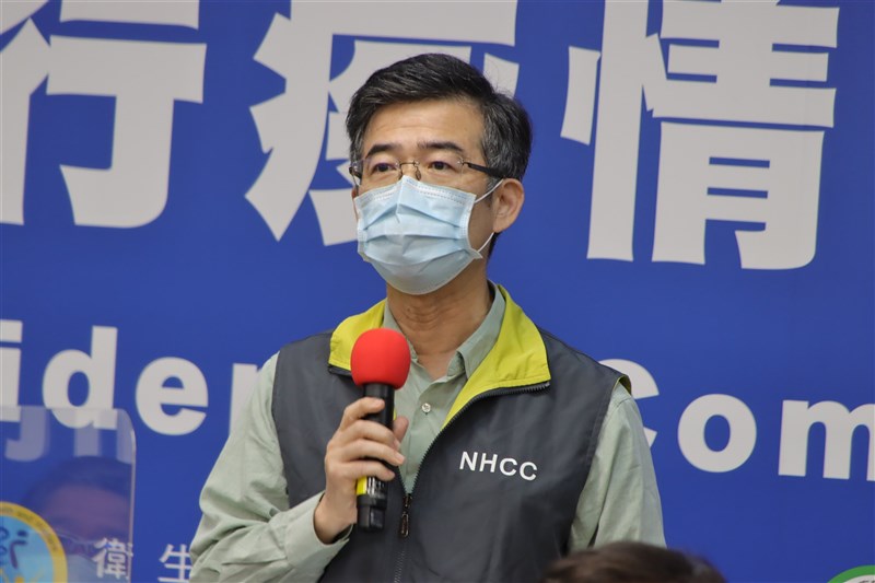 桃園醫院院長徐永年7日電就部桃武漢肺炎群聚案向社會大眾鞠躬道歉,並感謝各方給予包容。(中央流行疫情指揮中心提供)