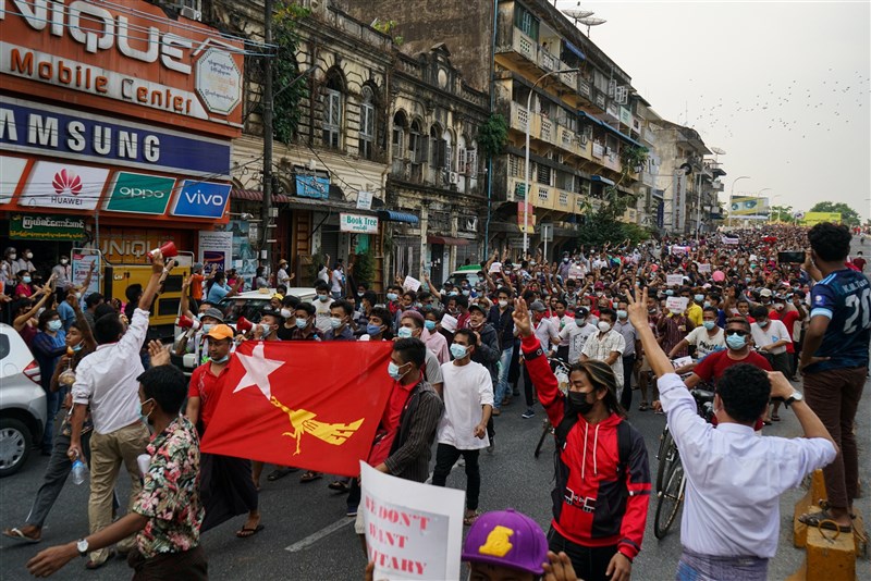 數以萬計的反政變抗議者7日湧上緬甸大城仰光街頭,進行迄今為止規模最大的反政變示威。(安納杜魯新聞社)