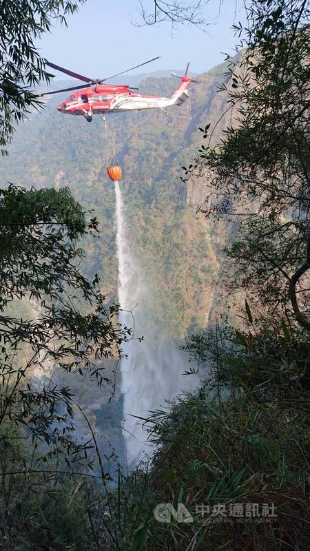 日前嘉義阿里山區林班地發生火警4日已撲滅,6日同一地點下方林地又冒火花,7日內政部空中勤務總隊直升機支援12架次灑水灌救。(嘉義林管處提供)中央社記者蔡智明傳真 110年2月7日