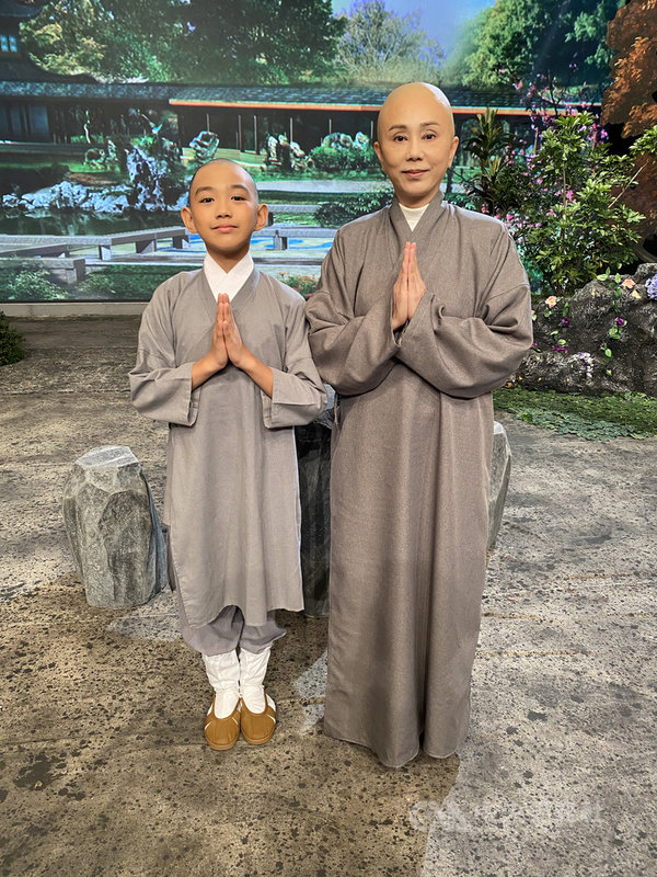 歌仔戲演員孫翠鳳(右)5年前因罹患退化性關節炎又持續拍戲,導致軟骨磨損嚴重,因疼痛症狀太嚴重才決定開刀治療,康復後首部作品就是電視劇「吉藏法師」。左為童星陳玄力。(大愛電視台提供)中央社記者王心妤傳真 110年2月7日