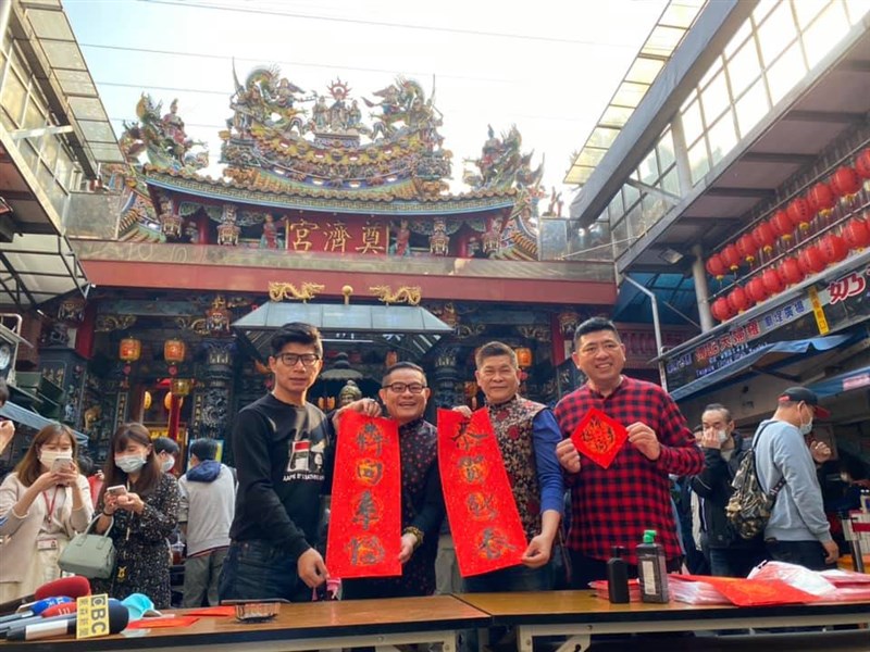 媒體詢問,藝人許效舜(前左2)6日舉辦寫春聯活動,似乎是投入基隆市長選舉的起手式。台灣民眾黨秘書長謝立功說,許效舜有意參選不是一天、兩天,離選舉還有1年10個月,現在就各自準備、好好讀書。(圖取自facebook.com/hsustone)