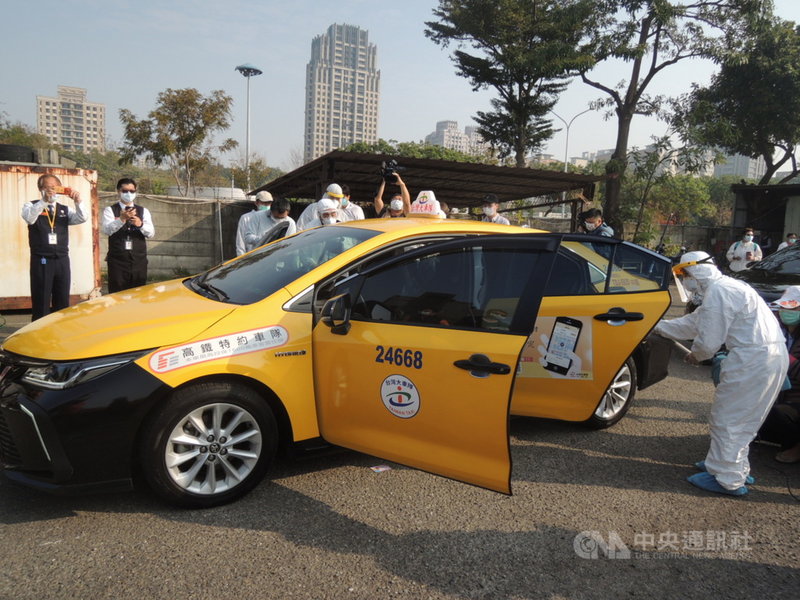 因應春節走春人潮,台中市交通局8日在文心拖吊場展開計程車消毒作業,讓乘客可以安心搭乘。中央社記者郝雪卿攝 110年2月8日