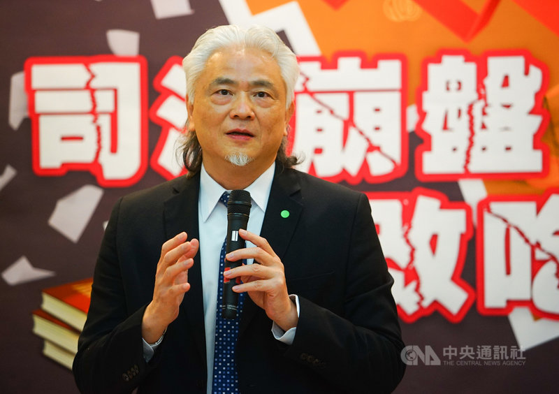 台灣陪審團協會8日在立法院舉辦「司法崩盤、司改吃丙」記者會,公布對於司法院處理石木欽案結果、司法信賴度、司改成效等民調結果,台灣陪審團協會理事長陳為祥說,有65.7%的民眾認為司法體系中的不當飲宴及收禮行為是普遍現象,79.5%民眾不滿意司法院的處理方式。中央社記者王騰毅攝 110年2月8日
