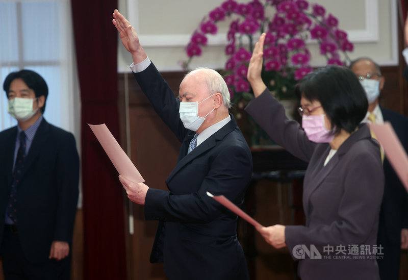 「新任行政院政務人員及最高行政法院院長宣誓典禮」8日上午在總統府舉行,最高行政法院院長吳明鴻(中)、公平會主委李鎂(右)舉手宣誓。中央社記者鄭傑文攝 110年2月8日