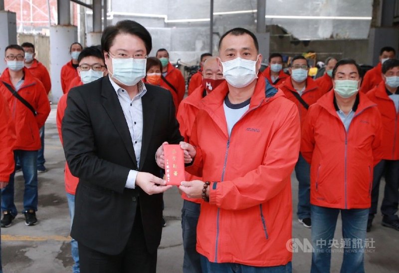 基隆市長林右昌(前左)8日下午前往清潔隊第一區隊部致贈獎勵金和禮品,讚賞清潔隊員的貢獻獲得市民好評。中央社記者王朝鈺攝 110年2月8日