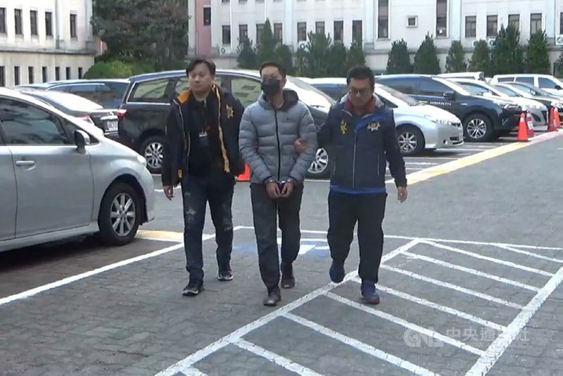 刑事局偵查第六大隊第四隊8日表示,刑事局日前接獲檢舉指出,37歲陳姓男子組成詐欺集團,選定管理嚴謹的社區大樓當成詐欺話務據點,以監管金融帳戶方式作為詐欺話術,詐騙旅居美國華人,警方循線破獲,逮捕陳男等10人,訊後送辦。(翻攝畫面)中央社記者蘇木春傳真 110年2月8日