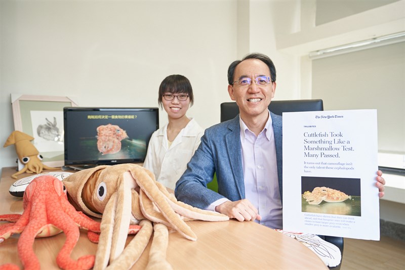 國立清華大學生命科學系教授焦傳金(右)與博士生郭子新(左)透過實驗發現烏賊也有相對價值感,證實烏賊也能透過學習來改變天生的攝食偏好。研究成果登上國際期刊,並獲紐約時報兩度報導。(清大提供)中央社記者魯鋼駿傳真 110年2月8日