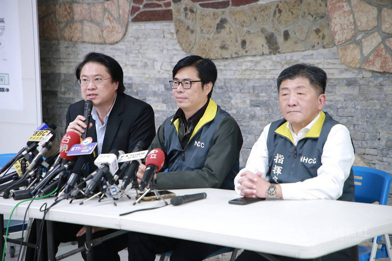 麗星郵輪寶瓶星號民國109年2月8日返抵基隆港,歷經9小時檢疫,全船旅客終於順利下船,事發至今已滿1年。圖為基隆市長林右昌(左起)、時任行政院副院長的高雄市長陳其邁與衛福部長陳時中在事件當天晚間共同出席記者會。(基隆市政府提供)中央社記者王朝鈺傳真 110年2月8日