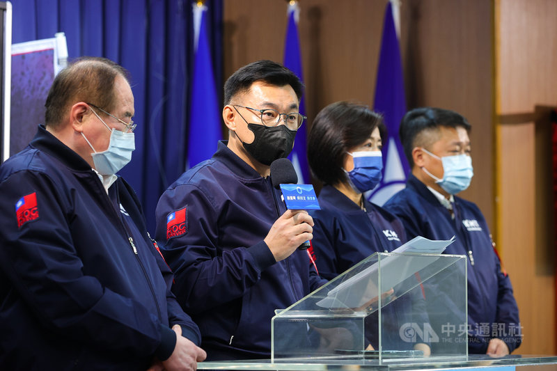國民黨主席江啟臣(左2)8日率秘書長李乾龍(左1)、文傳會主委王育敏(左3)等黨務主管在國民黨中央黨部召開記者會,宣布「公投綁大選」及「反萊豬」2項公投案的第二階段連署,在不到一個月的時間就達成目標,突破50萬份。中央社記者謝佳璋攝 110年2月8日