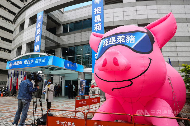 國民黨主席江啟臣8日與黨務主管召開記者會,宣布國民黨所提「公投綁大選」及「反萊豬」兩項公投提案的第二階段連署,在不到一個月的時間突破50萬份,感謝黨工、志工和公民團體等的支持。中央社記者謝佳璋攝 110年2月8日