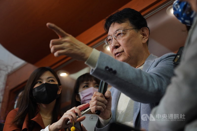 中廣董事長趙少康(右)8日宣布,將爭取代表國民黨參選2024年總統大選,希望促成台灣與大陸兩岸和平,國內兩大黨和解。中央社記者徐肇昌攝 110年2月8日