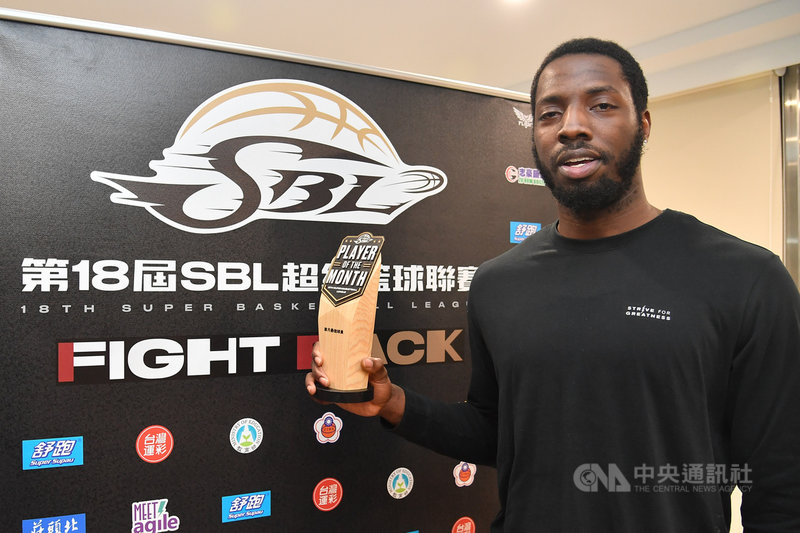 第18屆超級籃球聯賽(SBL)8日在台北頒獎表揚1月份最有價值球員(MVP),台灣啤酒洋將米勒(J.D. Miller)連續兩個月獲選,開心出席領獎。中央社記者鄭清元攝 110年2月8日