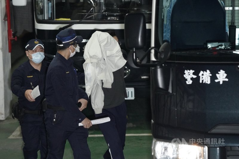台北地檢署偵辦勞動部勞動基金案，8日起訴前勞動部勞動基金運用局國內投資組長游迺文（右）等人，台北地方法院8日召開移審庭，裁定游迺文繼續羈押禁見。中央社記者徐肇昌攝 110年2月8日