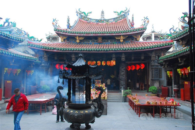 彰化鹿港的「鹿港天后宮」月老十分著名,許多人都會來此祈求好姻緣。(中央社檔案照片)