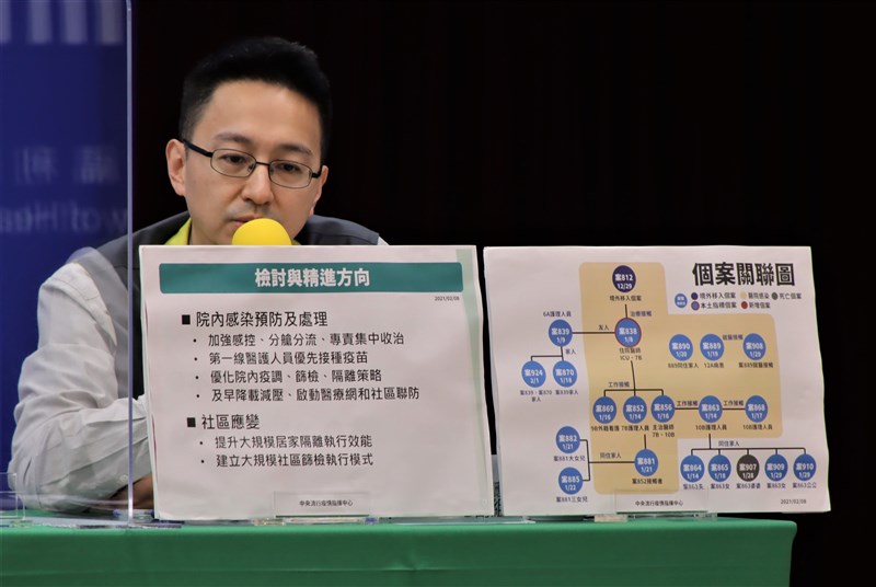疫情指揮中心醫療應變組副組長羅一鈞8日報告桃園醫院群聚案,並提出檢討方向。(中央流行疫情指揮中心提供)