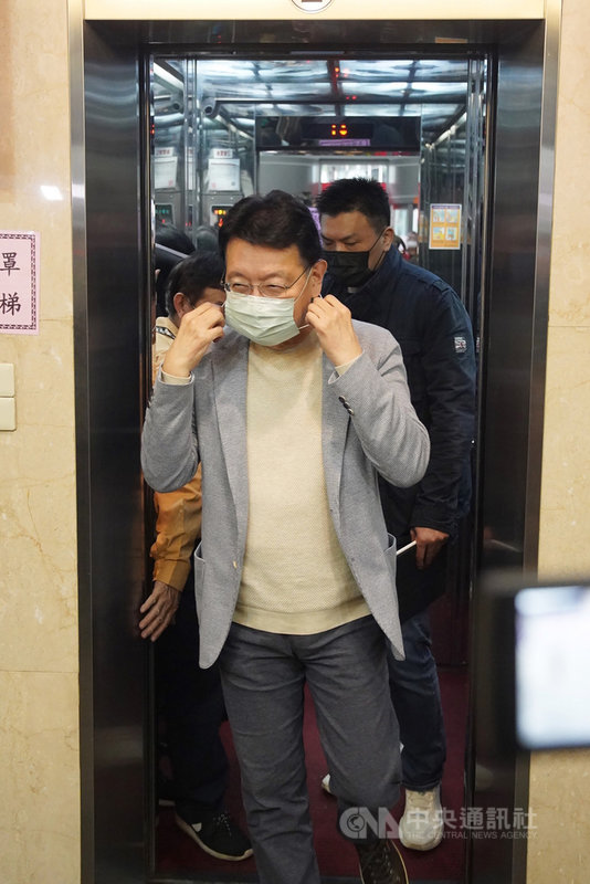 媒體報導,甫回復國民黨籍的中廣董事長趙少康(前)有意投入下屆總統選戰,趙少康8日下午親自舉行記者會,宣布將爭取代表國民黨參選2024總統大選。圖為趙少康步出電梯,摘下口罩準備受訪。中央社記者徐肇昌攝 110年2月8日