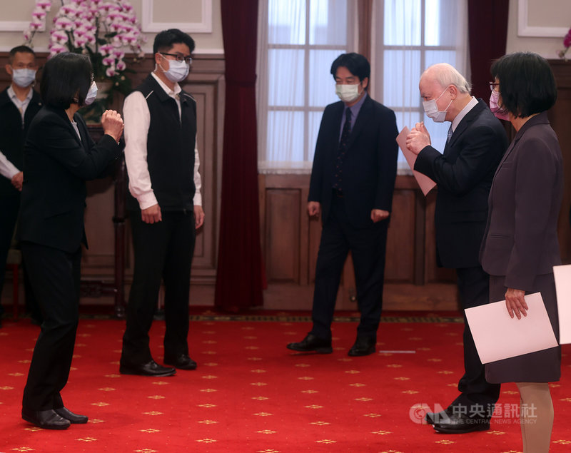 「新任行政院政務人員及最高行政法院院長宣誓典禮」8日上午在總統府舉行,總統蔡英文(左)向最高行政法院院長吳明鴻(右2)等人拱手致意。右3為副總統賴清德。中央社記者鄭傑文攝 110年2月8日