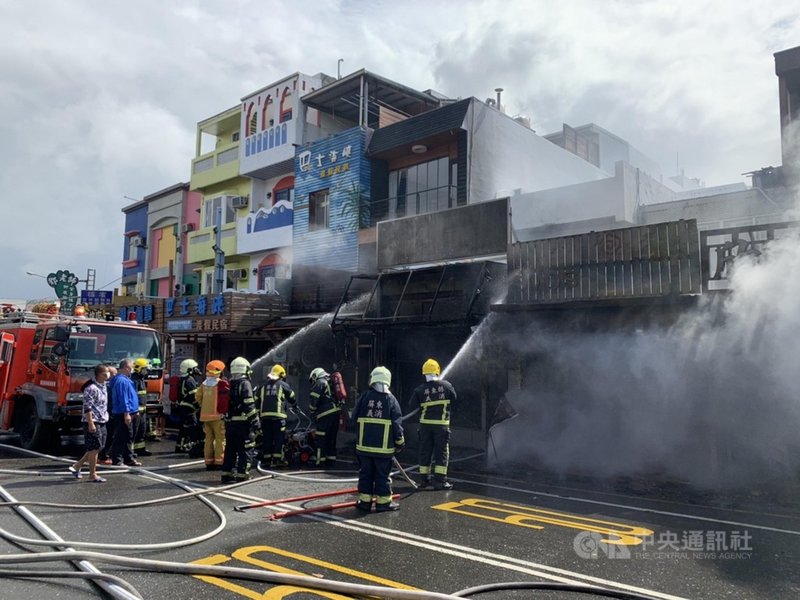 屏東墾丁大街9日中午發生火警,一間機車店起火燃燒,波及隔壁的民宿及服飾店,屋裡不斷冒出濃煙,消防隊在半個小時撲滅火勢,無人傷亡。(屏東消防局提供)中央社記者郭芷瑄傳真 110年2月9日