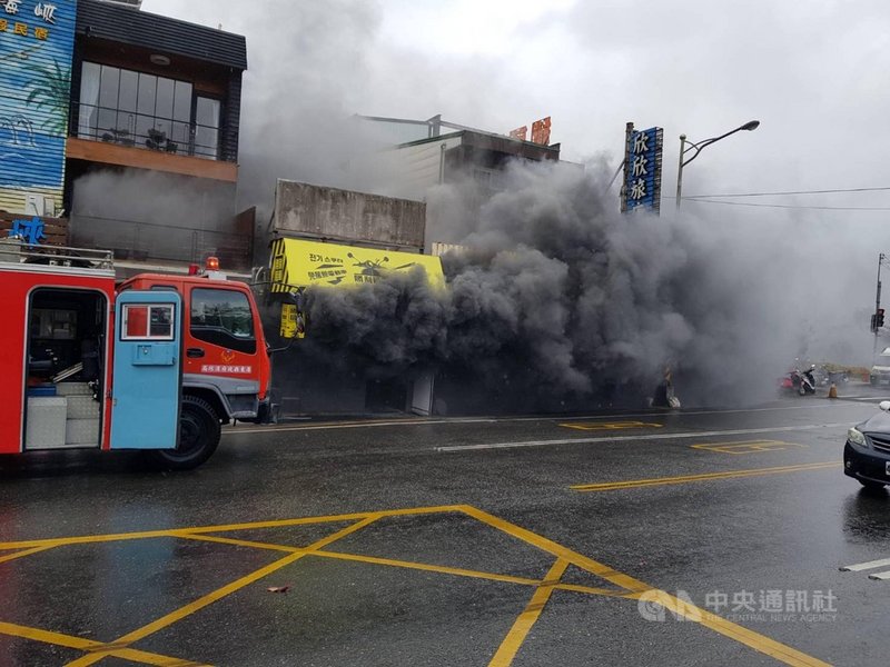屏東墾丁大街9日中午發生火警,一間機車店起火燃燒,波及隔壁的民宿及服飾店,陣陣濃煙不斷從屋裡冒出。(屏東消防局提供)中央社記者郭芷瑄傳真 110年2月9日