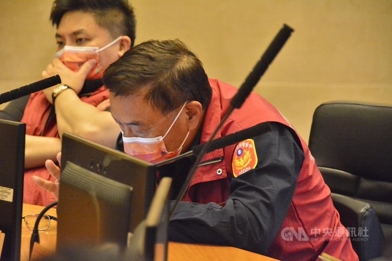 新北市警察局長黃宗仁(前)9日在市政會議表示,春節治安不打烊,中和區9日凌晨發生民眾拒絕攔查盤檢遭開槍事件,警方支持使用強制力,並掃蕩幫派與槍械。中央社記者黃旭昇新北攝 110年2月9日