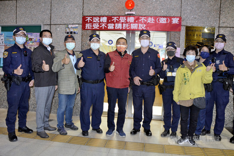 新北市長侯友宜（左5）9日晚上到板橋車站視察高鐵與台鐵春節返鄉疏運，聽取台鐵與高鐵的防疫簡報，也慰問鐵路警察的辛勞並合影。中央社記者黃旭昇新北攝　110年2月9日
