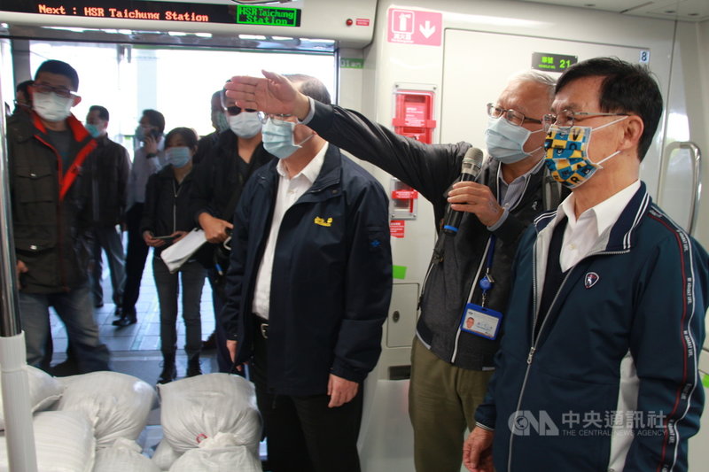 台中捷運綠線列車展開載重測試,台北市副市長彭振聲(右)9日前往視察,他表示,測試如果沒有問題,春節後會將測試報告提交給台中市政府審查,通車時間由台中市政府決定。中央社記者蘇木春攝 110年2月9日