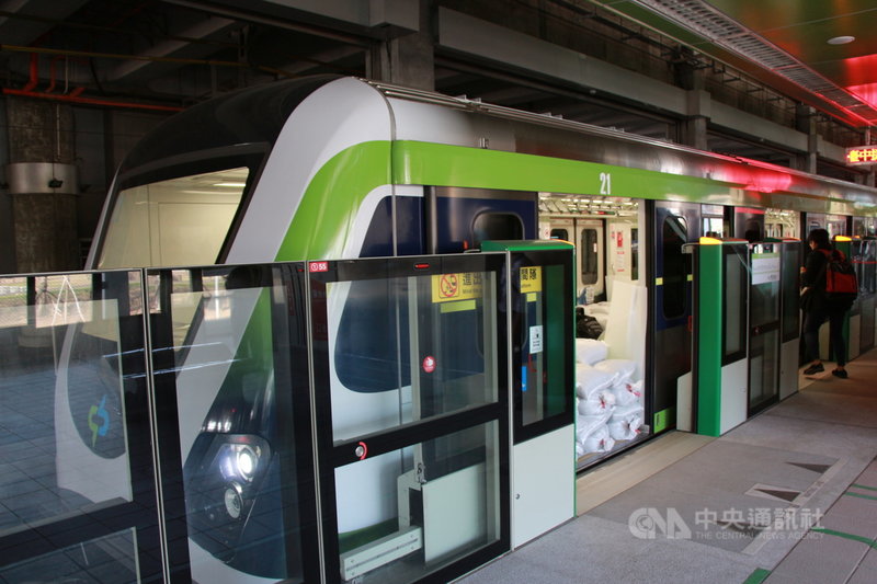 台中捷運綠線全車隊已完成新軸心安裝及正線運轉測試,8日起擇一列車裝載1080包、每包30公斤重的沙包,合計32.4公噸,模擬滿載536人(平均每人60公斤)進行載重測試。中央社記者蘇木春攝 110年2月9日
