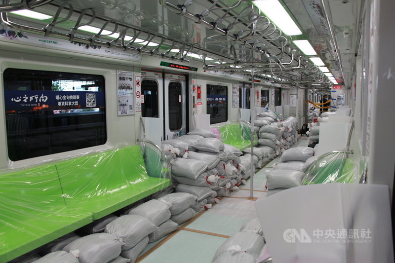 台中捷運綠線全車隊已完成新軸心安裝及正線運轉測試,8日起進行載重測試。春節後會將所有測試報告與測試過程,交由台中市政府的審查委員會審查。中央社記者蘇木春攝 110年2月9日